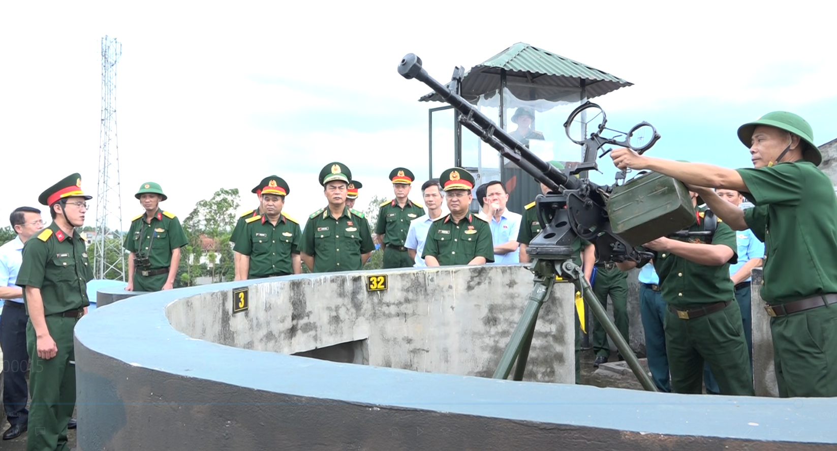   Đoàn khảo sát của Ủy ban Quốc phòng và An ninh của Quốc hội làm việc với Ban chỉ đạo phòng không nhân dân huyện.