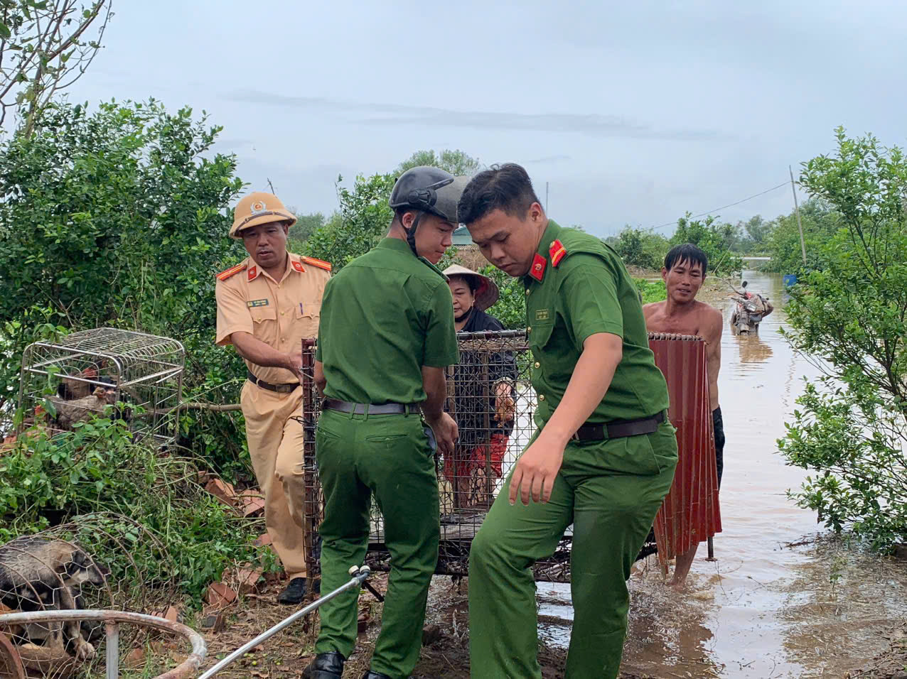 Lực lượng Công an: Tích cực ứng phó, hỗ trợ nhân dân khắc phục hậu quả mưa lũ